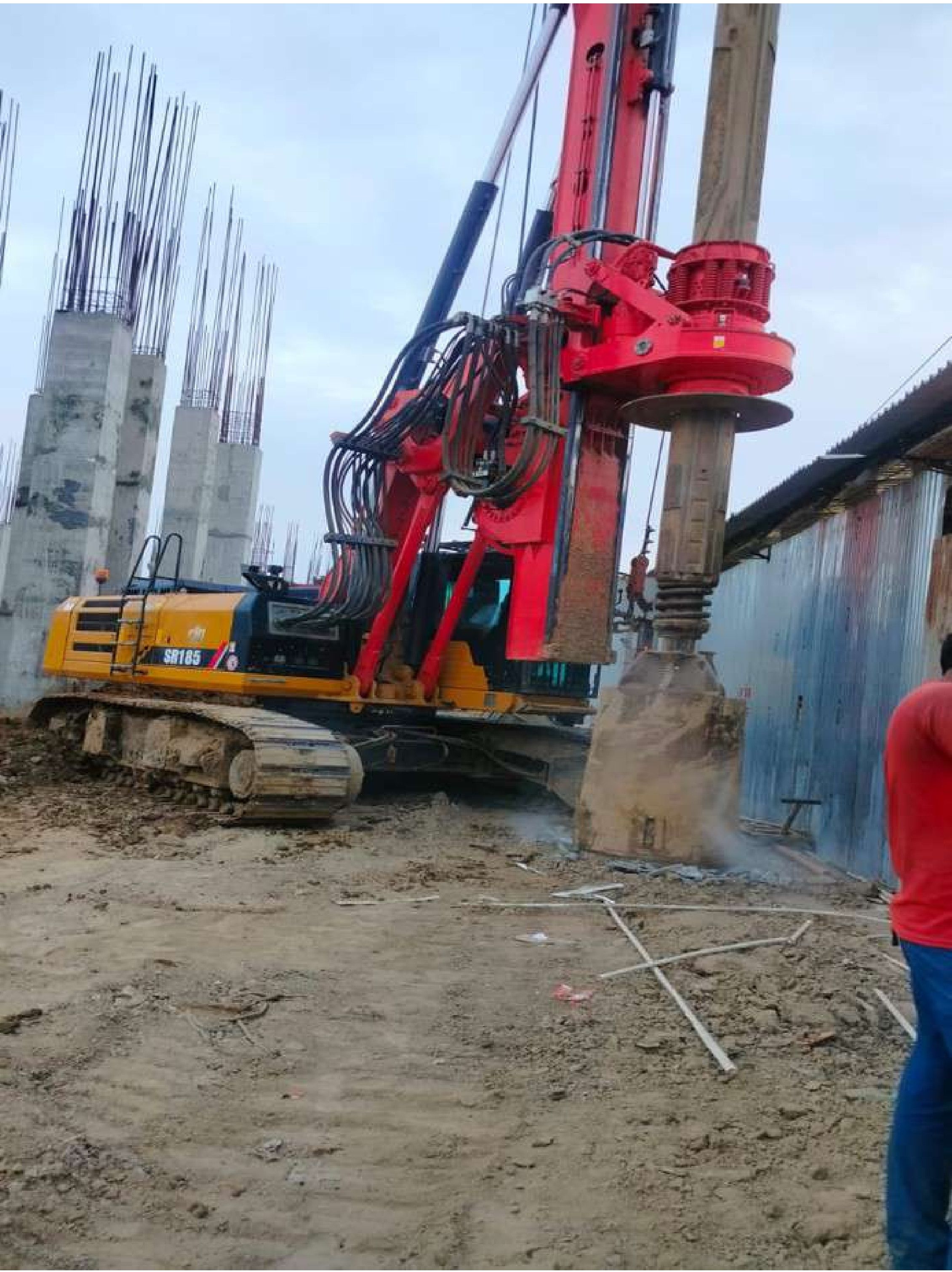 SR-185 piling rig at work